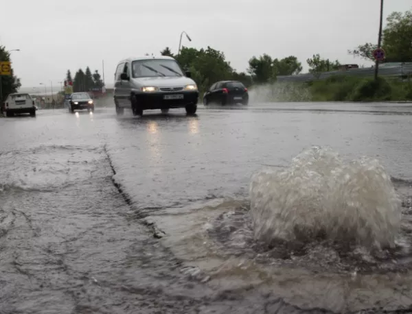 Екипи на ГДПБЗН работят в засегнати от дъждовете райони в областите Пловдив, Враца и Монтана 