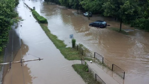 Няколко моста около Балчик са разрушени, в Добрич водата е над метър 