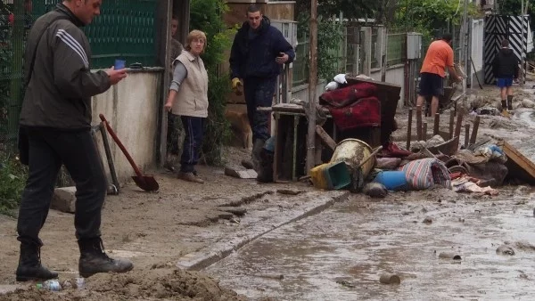 В "Аспарухово" тепърва чистят каналите-дерета, които допринесоха за наводнението