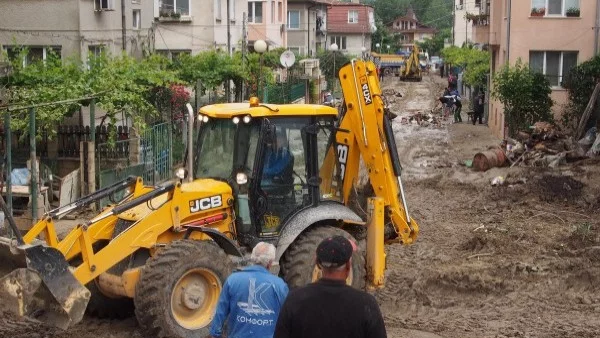 Пожарникари участват в 22 спасителни дейности в цялата страна