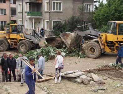 Варна започна да издава заповеди за напускане на опасни сгради в района на наводненията