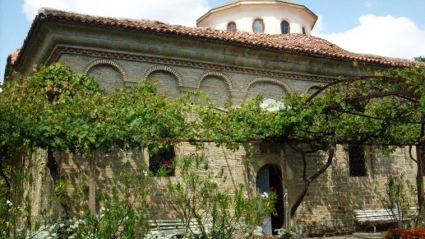 Манастирът край Килифарево - застрашен от срутване