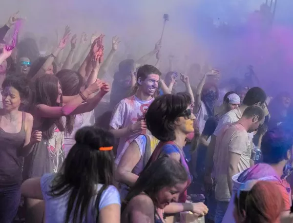 "Цветните хора" отбелязаха за първи път Фестивала на цветовете в София