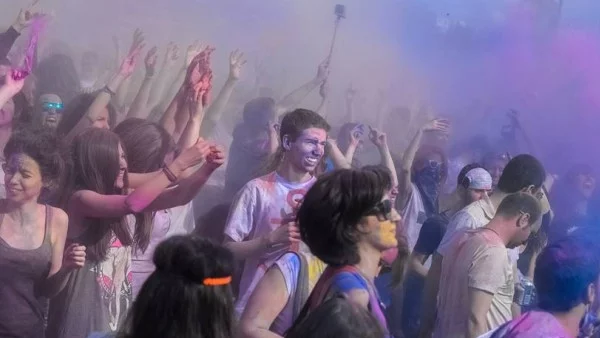 "Цветните хора" отбелязаха за първи път Фестивала на цветовете в София