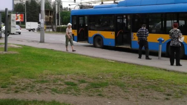 Ремонтират контактната мрежа на тролеите в Плевен 