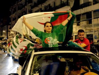 Президентът на Алжир сдаде властта