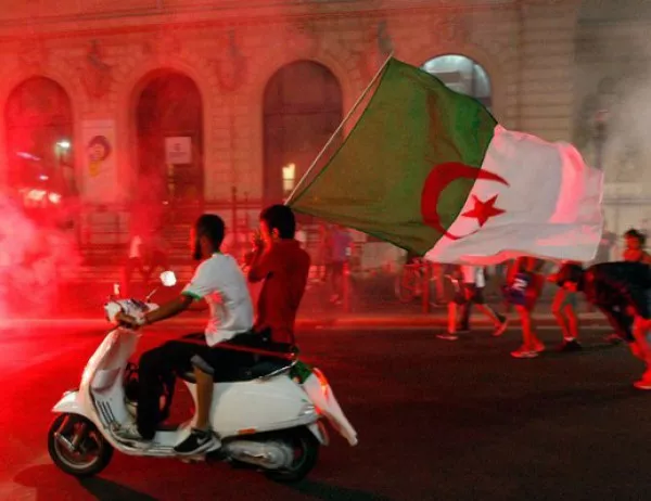 В Алжир избухва въстание за национална независимост от Франция