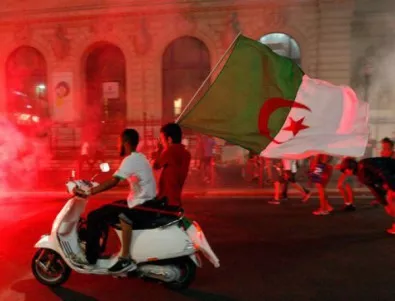 В Алжир празнуват оттеглянето на президента