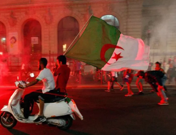 Стотици хиляди протестиращи в Алжир искат оставката на президента