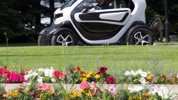 Renault Twizy: Автомобилният аналог на Лейди Гага (тест-драйв)