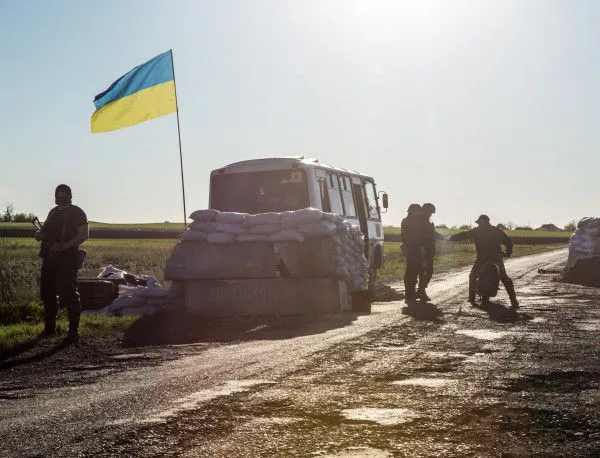 Бус задейства мина в Източна Украйна, четирима загинаха