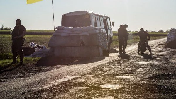 Бус задейства мина в Източна Украйна, четирима загинаха