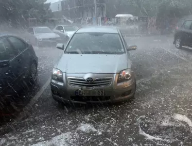 Градушка удари Сандански, магистрала и улици са под вода (ВИДЕО)