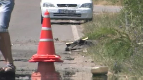 Един човек може би е загинал, след като камион с 15 полицаи се преобърна