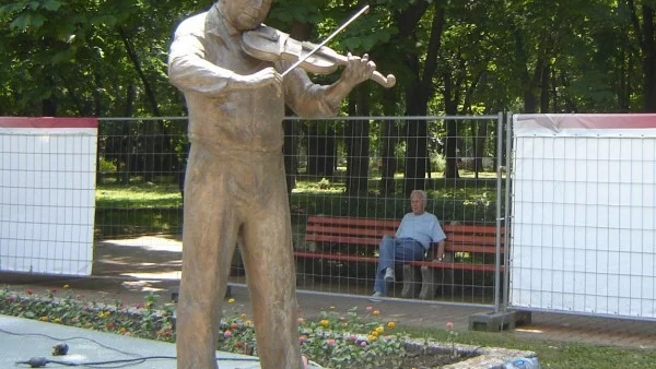 Откриха паметника на Тодор Колев в Шумен 