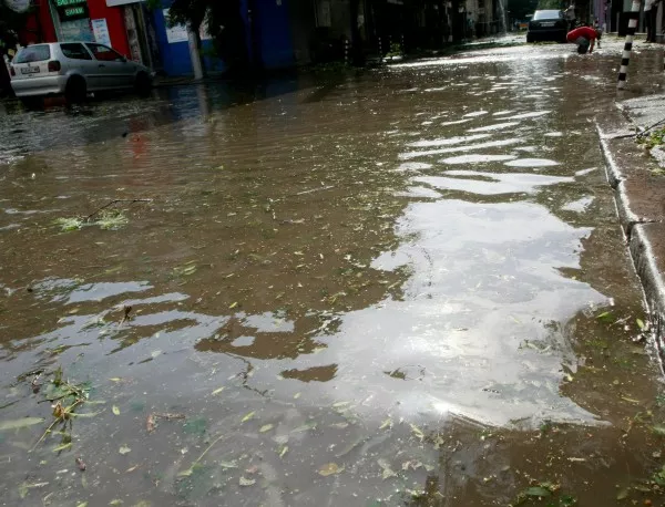 Силни валежи наводниха улиците на Ямбол
