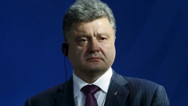 Синът на Порошенко припадна, Ангела Меркел пристигна в Украйна