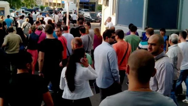 Опашки и хаос пред гишетата на КАТ в цялата страна