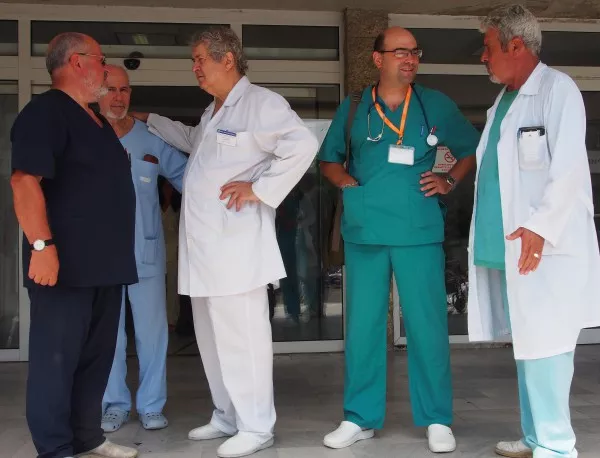 Лекарите не бягат от България само заради парите, казват медицински светила