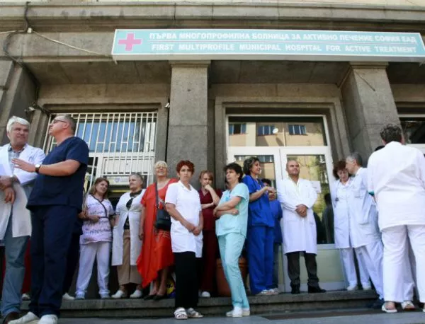 Намалява броят на лекарите, които напускат България