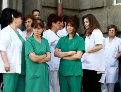 Здравният министър вярва, че напускащите България медицински сестри стават по-малко