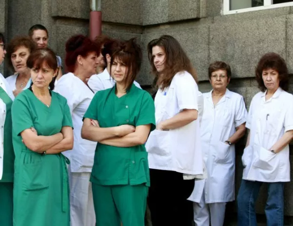 Болниците изпробват нов начин за привличане на медицински сестри - чрез стипендии