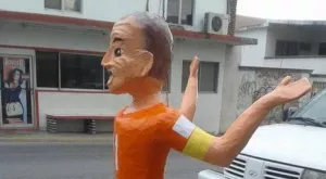 В Мексико направиха Робен на магаре, налагат го с пръчка