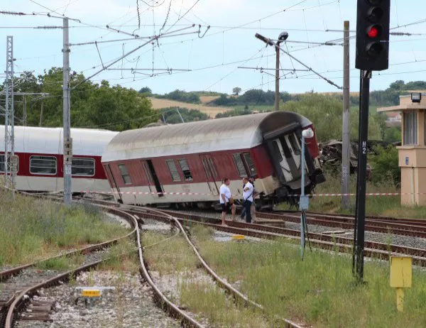  Влак дерайлира на гарата в Люцерн, има ранени