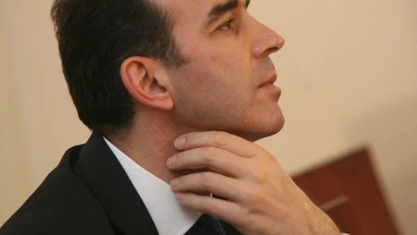 Кольо Парамов: Искров си измива ръцете, някои хора се мъчат да бутнат Валутния борд
