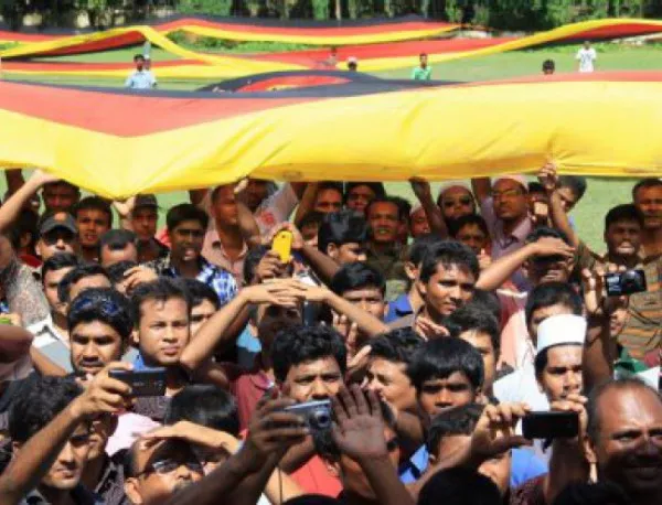 Фен в Бангладеш подкрепя Бундестима с 3,5-километрово знаме