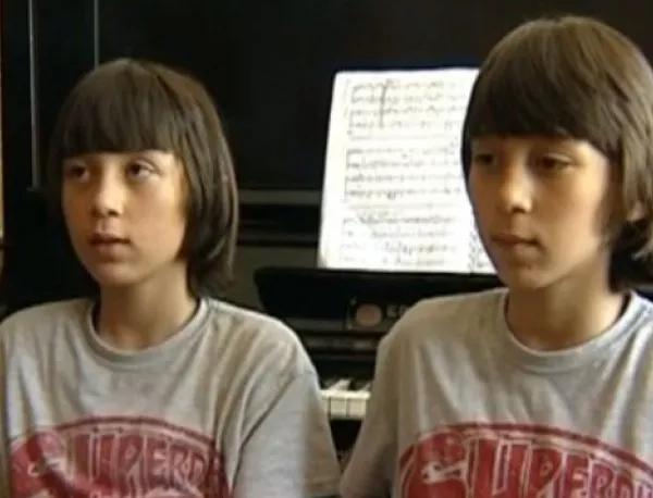 Близнаци пианисти печелят конкурси в България и по света