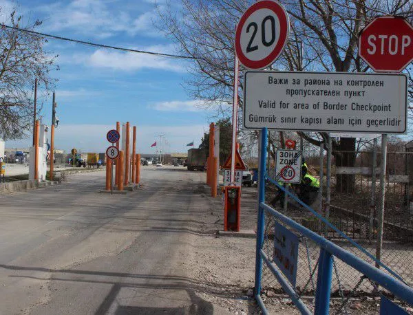 Километрична опашка на турската граница