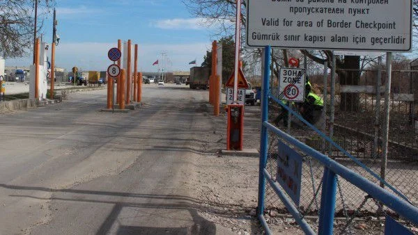 Километрична опашка на турската граница