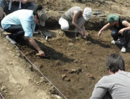  Двутонна надгробна плоча с тракийски конник е открита в Античния керамичен център край Павликени