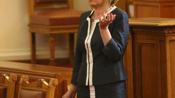 Манолова: Трябват постоянно действащи приемни, за да бъдат хората близко до омбудсмана