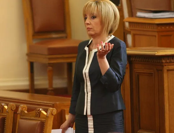 Мая Манолова видя "Апокалипсис сега" в парламента