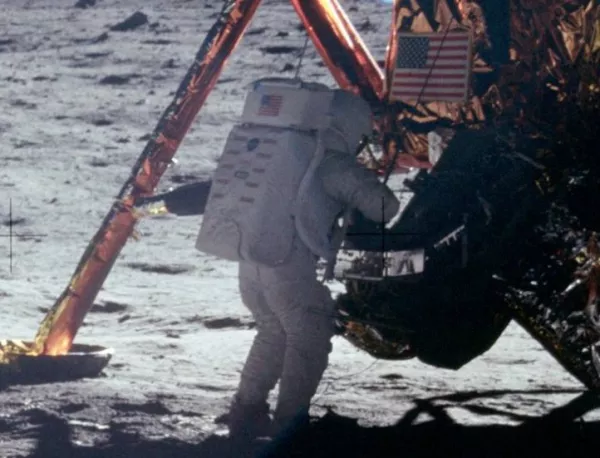 Космически кораб Аполо 11 успешно каца на Луната