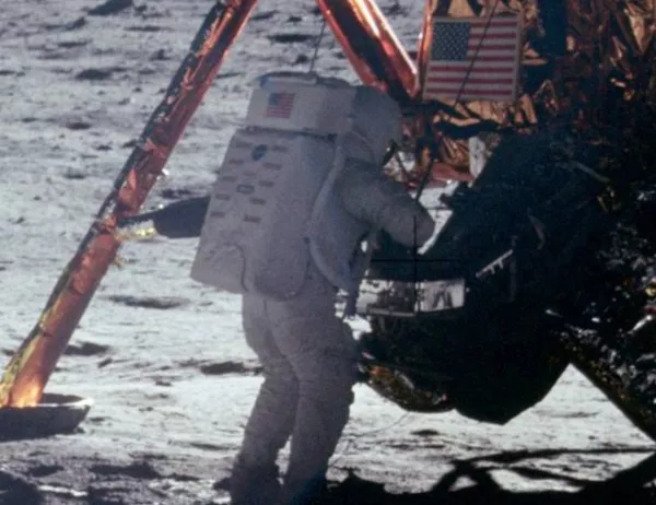 Нийл Армстронг стъпва на Луната