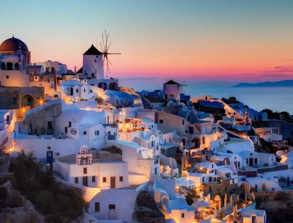 Кредиторите притискат Гърция за тройно увеличение на ДДС за туризма