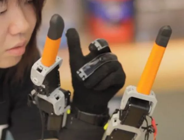 Учени разработват човешка ръка с два допълнителни роботизирани пръста