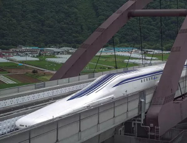 Изригнал вулкан в Япония спря влаковете