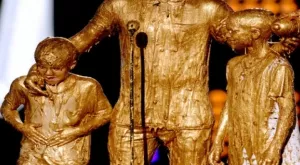 Окъпаха Бекъм със златно ако (СНИМКИ)