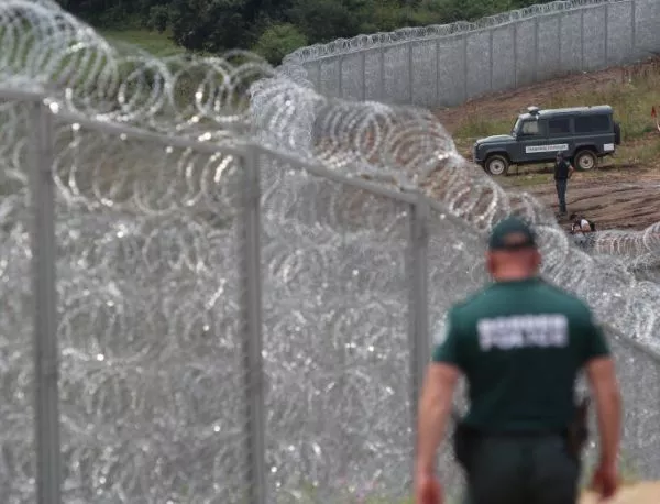 "Нюзуик": Мигранти се сблъскват с жестоко отношение, а България издига Желязна завеса