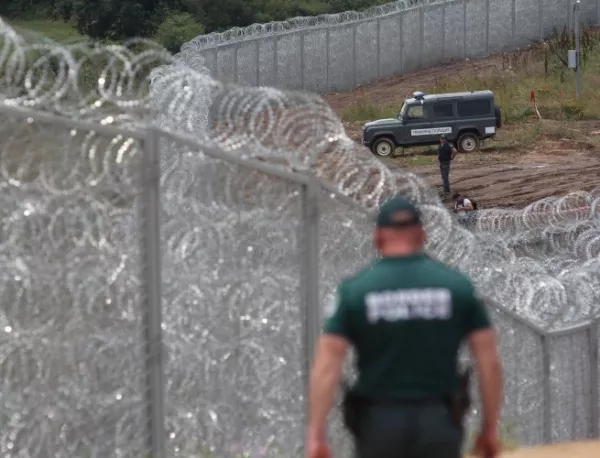 Кой и как пази "телената" граница на България?