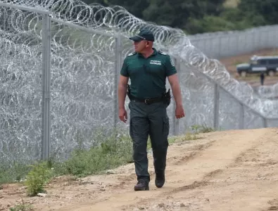 Антитерорист: Трябва да спираме мигрантите на границата, а не да ги преследваме през страната