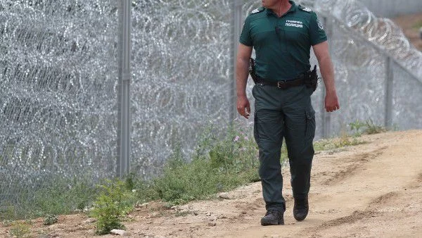 През май започва строителството на ограда по границата 