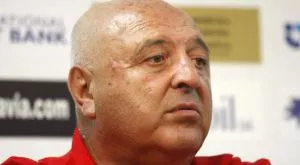 Венци Стефанов към репортера "олигофрен": Абе, момче, питай за футбол