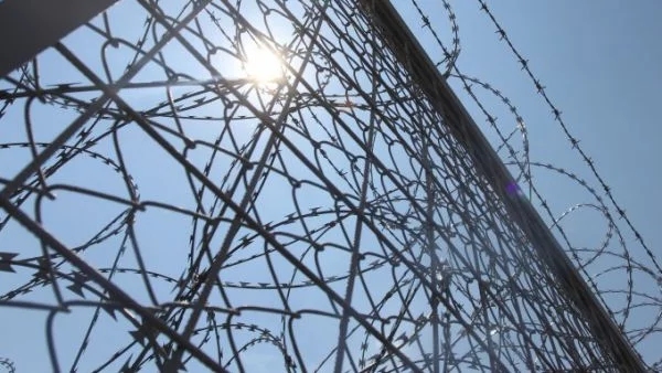 Унгария обяви, че вдига 4 метра ограда по границата със Сърбия