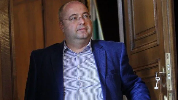 Казак: Ще проведем среща с БСП за консолидиране на темата за вота на недоверие