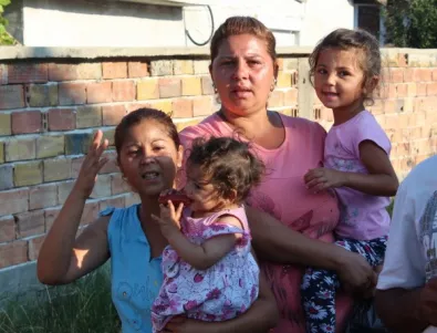 Роми от Казанлък искат да плащат за вода, но общината не дава
